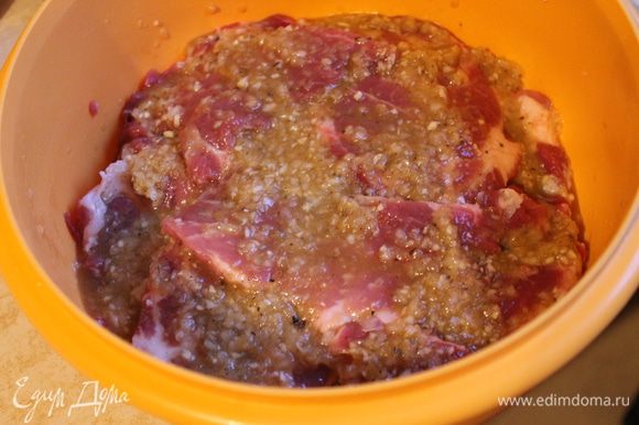 Погрузите мясные стейки в маринад и поставьте в холод минимум на 3 часа.