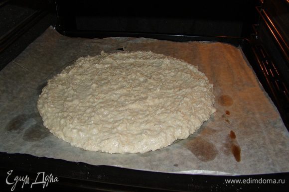 На пекарской бумаге нарисовать круг с диаметром 26 см, выложить ореховую массу