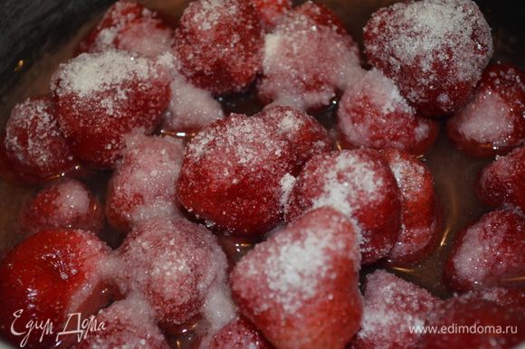 пока каша остывает варим клубничный кисель - в ковшик кладем замороженную ягоду, заливаем ее примерно 2/3 стакана воды, всыпаем второй пакет ванильного сахара и варим на среднем огне примерно 10 минут.