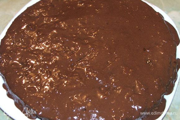 Готовый корж покрыть шоколадно-мандариновой глазурью.