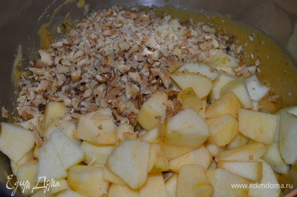 Яблоки очистить и нарезать кусочками, добавить вместе с орехами в тесто и все еще раз перемешивать.