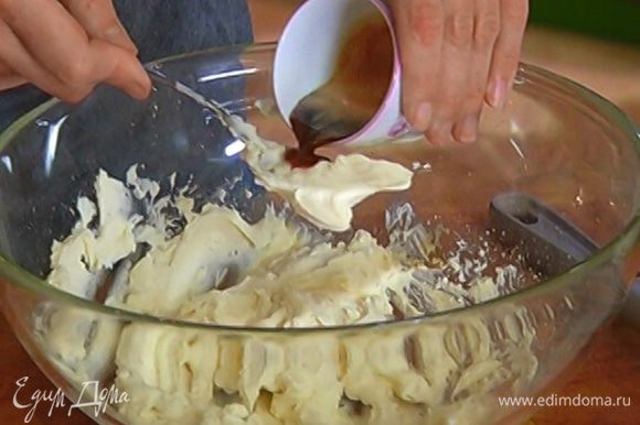 Приготовить крем: сливочный сыр растереть с сахарной пудрой, влить ром, 1 ст. ложку охлажденного кофе и вымешивать до получения гладкой, однородной массы.