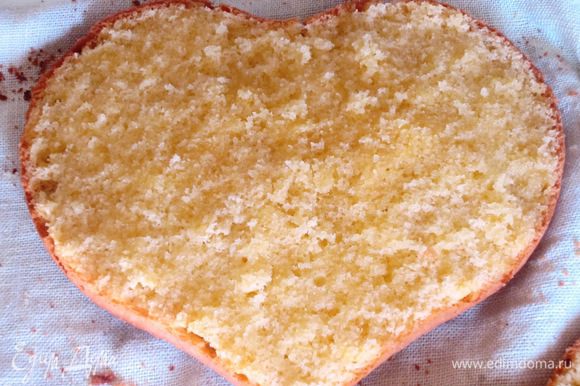 Сборка торта: Разрезать бисквит на 2 коржа. Пропитать коржи сиропом.