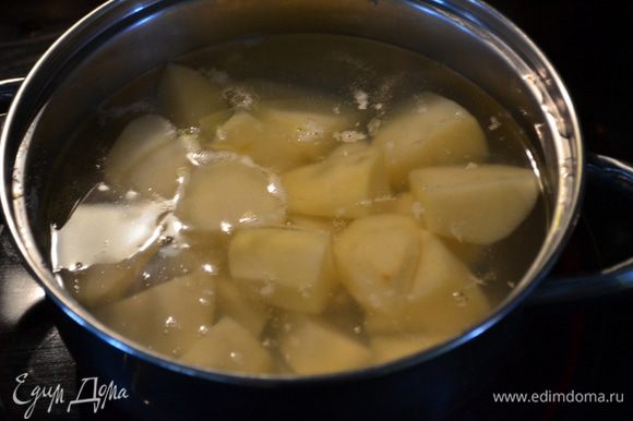 Отварить картофель до полуготовности.