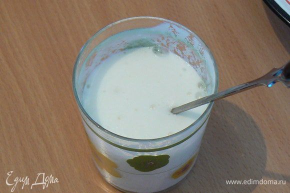 оставшийся йогурт нагреть и загасить в нем соду