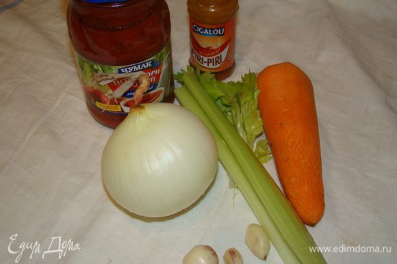 Лук, морковь, чеснок и сельдерей также измельчите