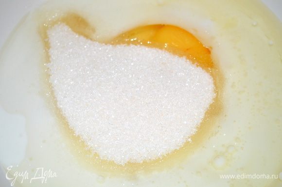 в другой миске смешиваем яйцо, сахар, масло и кефир и все взбиваем венчиком.
