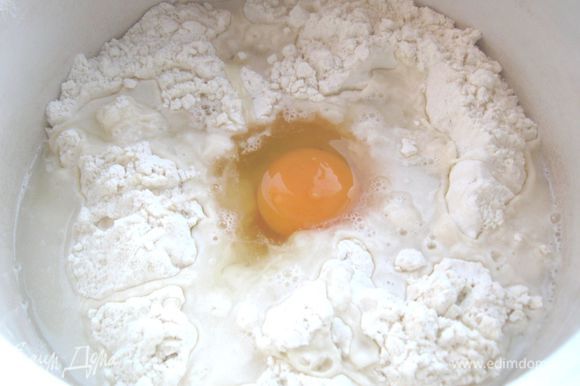 Муку просеять, собрать горкой. Сделать сверху углубление, в которое налить воду, подогретую до 30-35 градусов, разбить яйцо, положить соль.