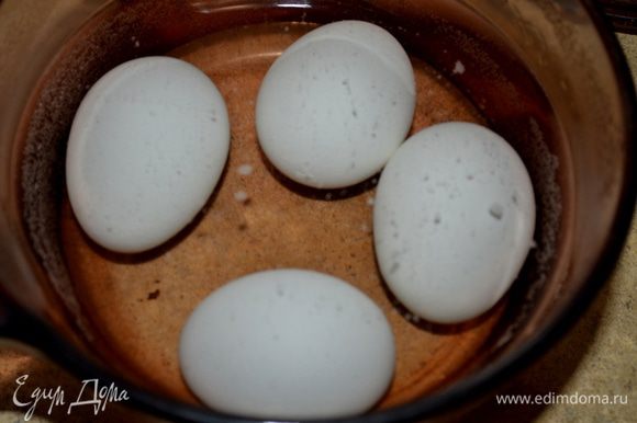 Яйца положить в небольшую кастрюлю, чтоб вода покрывала их полностью водой, посолить. Как закипит снять с огня, закрыть крышкой и дать постоять 10 мин. Главная задача, чтоб желток был жидким,а белок сварился. Не страшно, если у вас он полностью сварился. Просто салат будет чуть другим . Яйца охладить холодной водой. Почистить и порезать осторожно как полностью остынуть, желток выложить на отваренный картофель. Перемешать.