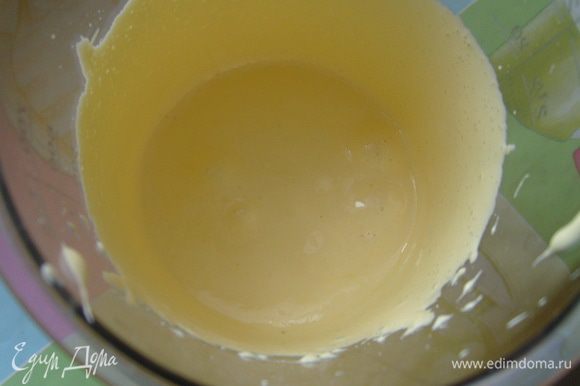 Взбить желтки с половиной сахара в пышную пену.