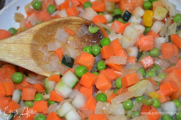 Размороженные овощи добавить к луку и обжарить все вместе примерно 10 минут. Посолить, поперчить, добавить щепотку мускатного ореха.