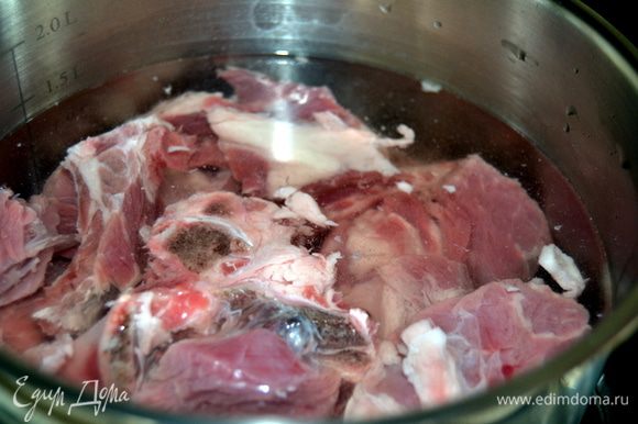 Мясо нарезать на кусочки размером с куриное яйцо. Залить холодной водой, чтобы покрыть мясо. Довести до кипения и снять пену.