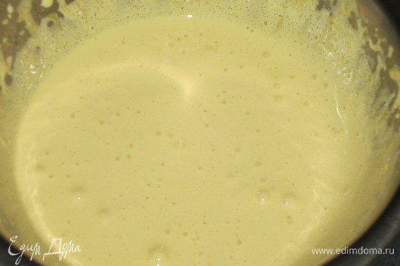 Бисквит: Отделить белки от желтков. Взбить желтки с 75 г сахара до получения кремообразной массы светлого цвета.