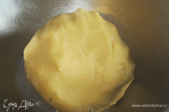 Добавить желтки, сахар и замесить однородное тесто. Завернуть в пергамент и поместить в холодильник на 30 минут.