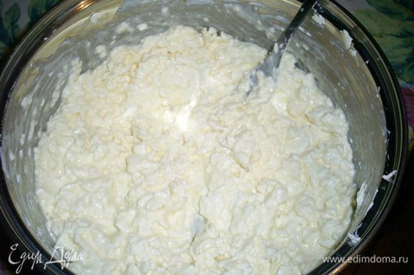 Немного размягченные масло или маргарин вилкой растираем с солью, яйцом и сметаной до получения однородной массы.