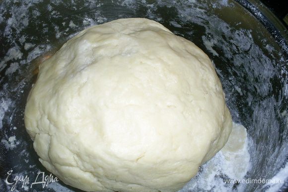 Добавляем муку и замешиваем мягкое тесто. Отправляем его в холодильник на время приготовления начинки.