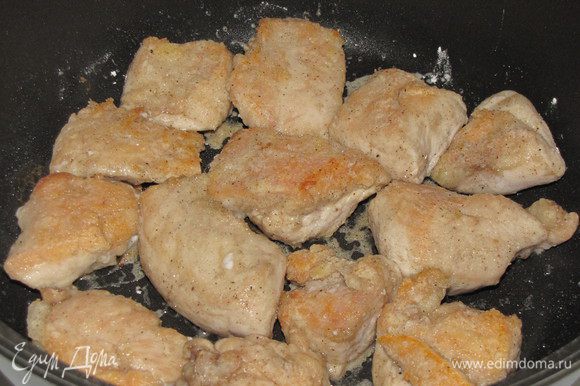 Нагрейте в сотейнике 1 ст. л. растительного масла. Положите кусочки куринного филе и обжаривайте по 5 минут с каждой стороны.