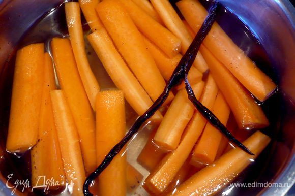 Бланшируем очищенную от кожуры и порезанную на брусочки морковь в воде с разрезанной вдоль палочкой ванили и медом в течение 10 минут.