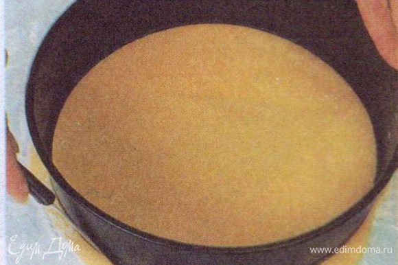 С помощью бортика разъёмной формы вырезать из марципановой массы круг по размеру торта.