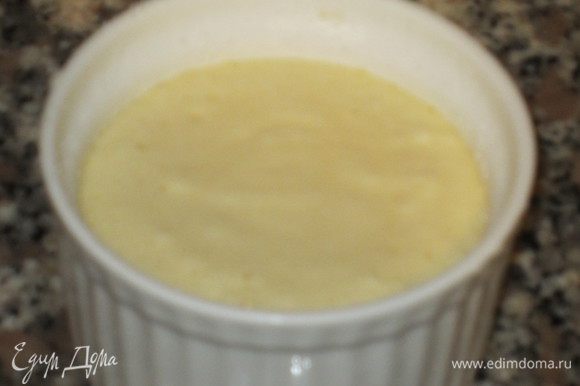 Керамические формочки смазать сливочным маслом и присыпать оставшемся сахаром.Выложить суфле и выпекать в разогретой до 180°С духовке 15 -18 минут.
