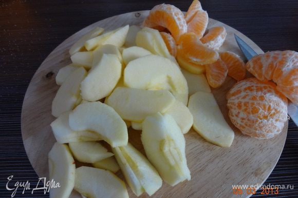 Яблоки нарезать ломтиками, мандарины разобрать на дольки и удалить белые прожилки.