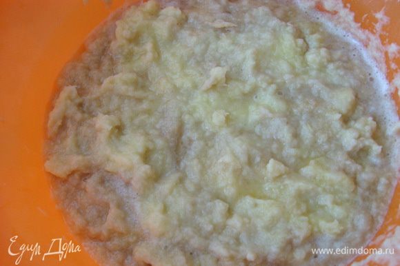 На этой же терке натрите картофель. Желательно делать все быстро, чтобы картофельная масса не почернела. Если видите, что масса меняет цвет, добавьте 1 ст. л. лимонного сока.