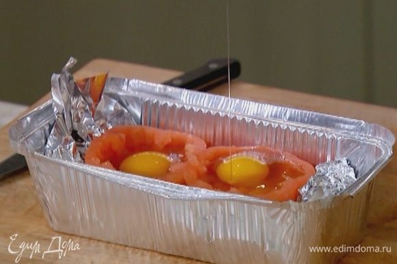 Разбить в каждую чашечку по яйцу, посолить, поперчить и отправить в разогретую духовку на 10–15 минут.