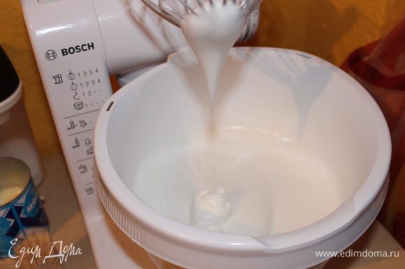 Взбиваем белки в крепкую пену, добавляем постепенно половину сахара.