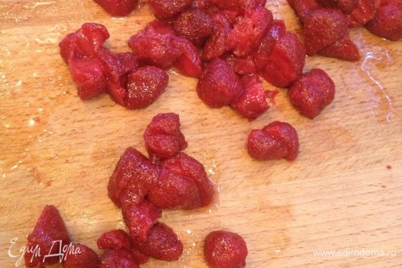 Нарезаем клубнику (если ягоды небольшие можно оставить целыми)