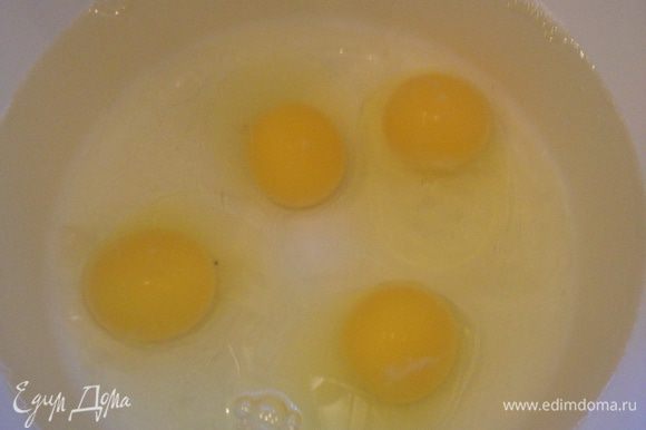 В воду добавить яйца.