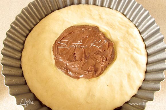 В намеченный круг выложить шоколадную пасту, стараясь не заходить за края намеченного круга.
