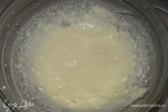 Для начала приготовим бисквит. Для этого яйцо взбиваем с сахаром до посветления и увеличения массы в несколько раз.