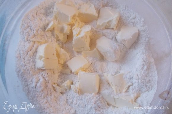 В муку добавить сахарную пудру,соль,ваниль и добавить кубики сливочного масла. Все раскрошить руками в однородную крошку.