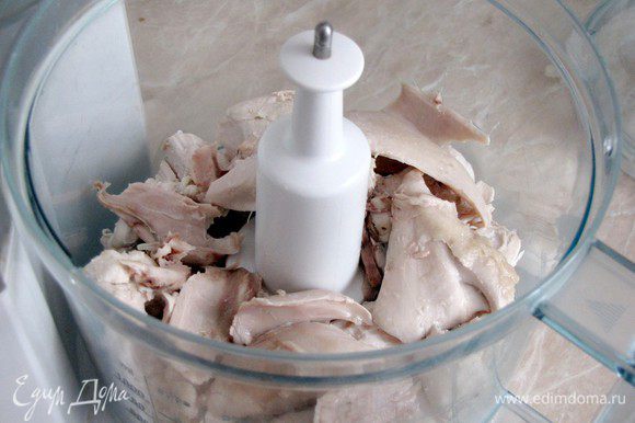 Измельчить куринное филе в кухонном комбайне или пропустить через мясорубку.