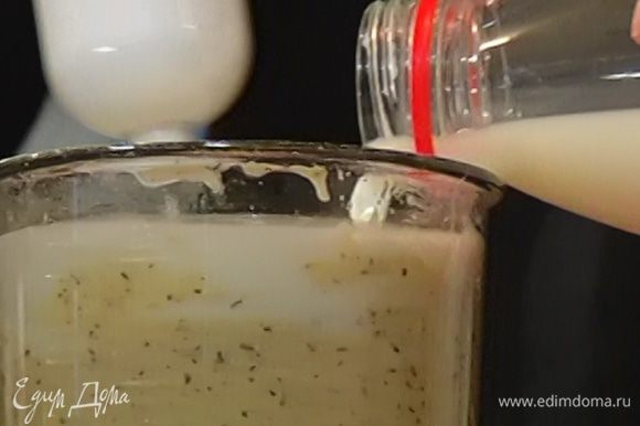 Оставшееся молоко порциями вливать в тесто, каждый раз перемешивая миксером на медленной скорости.