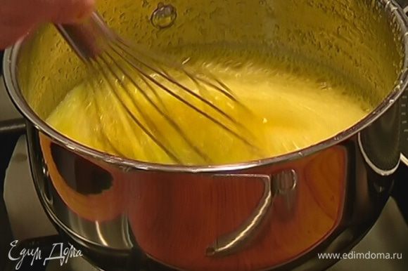 Приготовить крем: в небольшой кастрюле соединить оставшийся сахар, яйца и лимонный сок и взбить миксером. Поместить кастрюлю на водяную баню и, непрерывно помешивая, прогревать, пока крем не загустеет.
