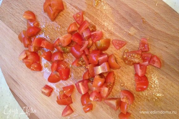 Нарезаем помидоры на маленькие квадратики