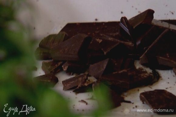 50 г шоколада поломать на кусочки, оставшийся шоколад нарезать ножом стружкой.