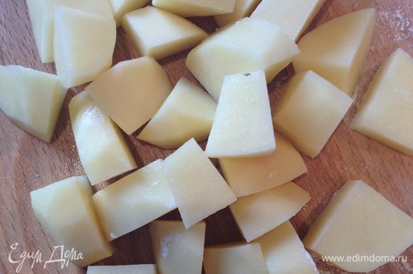 Картофель почистить, нарезать брусочками, добавить в бульон.