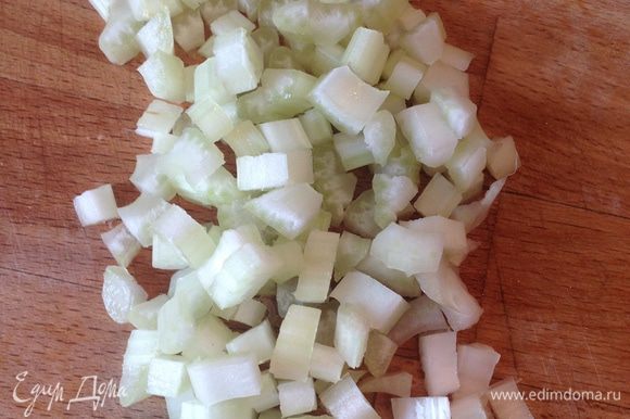 Стебель сельдерея мелко нарезать. Почистить лук, морковь, мелко нарезать. Все овощи добавить в бульон.