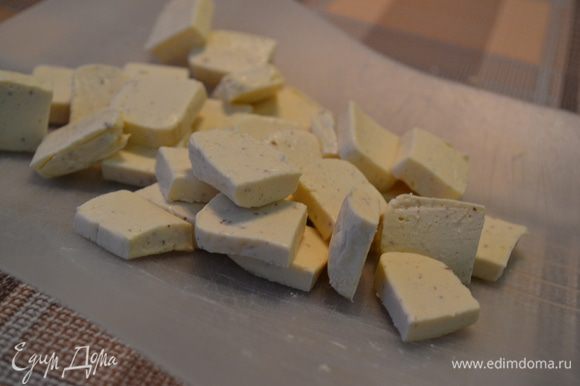 Мелкими кубиками нарезать сыр.