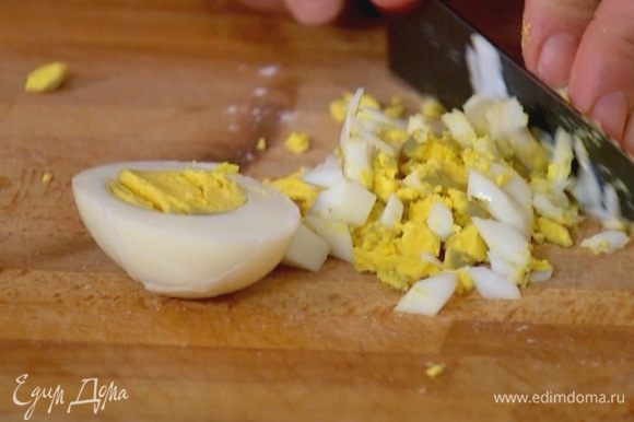 Сварить вкрутую 2 яйца для начинки, затем почистить и мелко порубить.