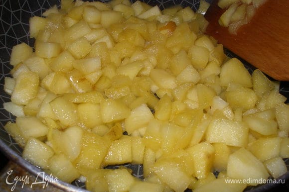 Начинка:яблоки нарезать небольшими кубиками,добавить сахар,сок лимона,сливочное масло и потушить на сковороде 10 минут.Увеличить огонь, чтобы почти вся жидкость выпарилась.Снять с огня и дать остыть начинки.По желанию можно добавить корицу.