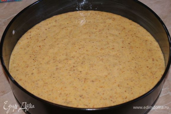 Влить тесто в подготовленную форму для выпечки на апельсиновые кружочки.