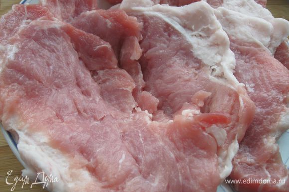Нарезанные куски свинины отбить нежно, стараясь не порвать мясо, придавая овальную форму. Посыпать перцем, посолить.