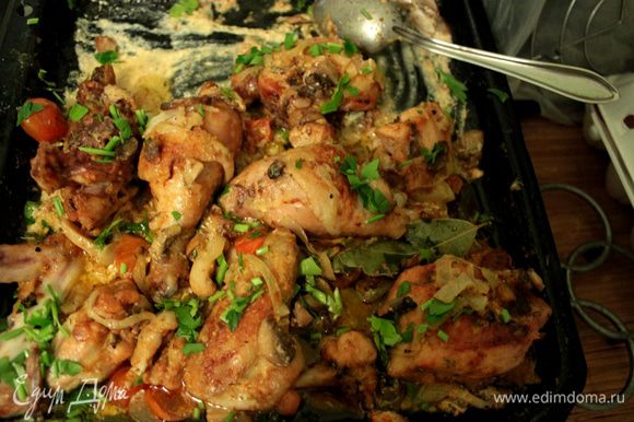 Курицу обжарить в глубокой сковороде с двух сторон. Слить жир. Добавить вино, сливки, помидоры черри (нарезанные пополам), маслины без косточек, лавровый лист, тимьян.