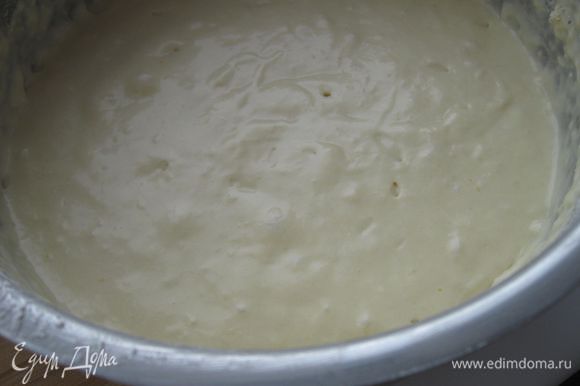 В опару добавить желтки с маслом и сахарным песком, добавить 0,75 стакана муки, молоко -120 мл, сметану, тщательно размешать и поставить в теплое место на 30 - 40 минут.