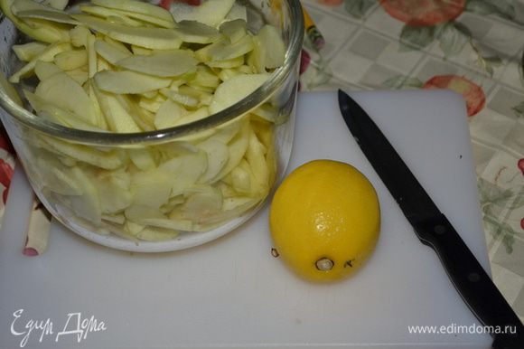 Яблоки почистить и порезать тонко.Вылить поверх лимон.сок.