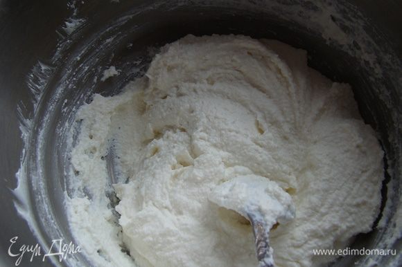 Добавить карамель. Я воспользовалась рецептом Евы http://www.edimdoma.ru/retsepty/39609-karamel и добавила 1 ч.л. соли. Смело можно заменять вареной сгущенкой