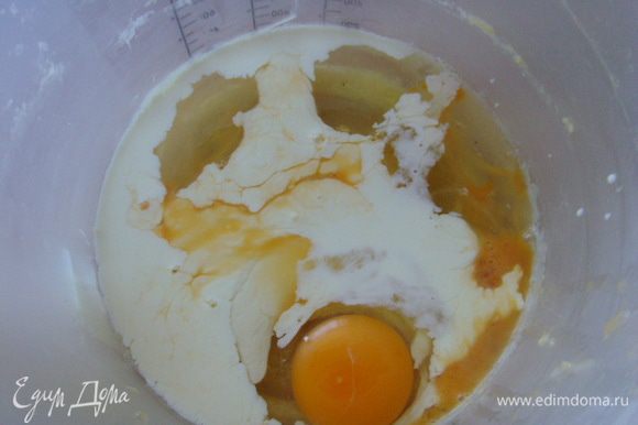 вторым этапом соединяем жидкие ингридиенты: яйца чуть взбить со сливками, добавить жидкое масло